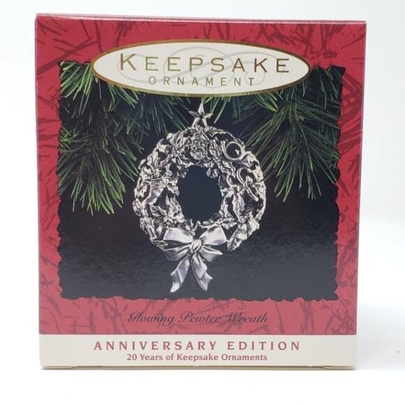 1993 Hallmark Glowing Pewter Wreath Keepsake Holiday Christmas Ornament - Picture 1 of 5